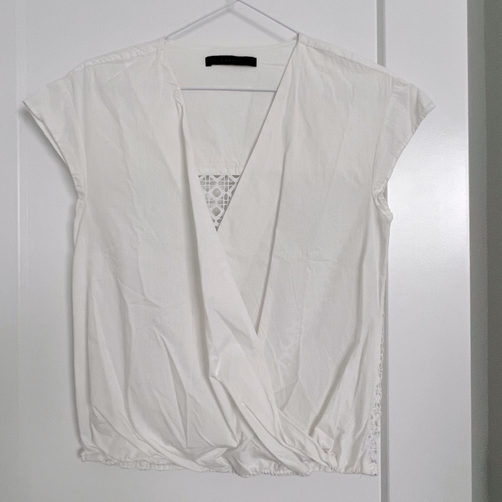 Zara. White Top. Design on the back. Size S.